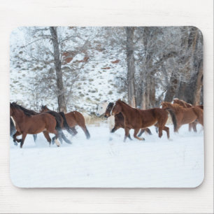 Tapis De Souris Troupeau de chevaux courant dans la neige