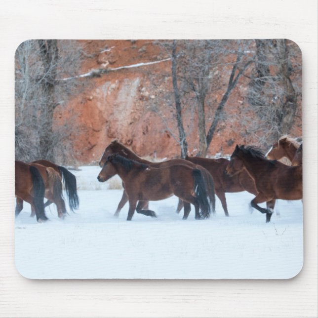 Tapis De Souris Troupeau de chevaux qui courent dans la neige (Devant)