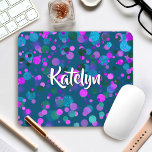 Tapis De Souris Turquoise turquoise pourpre confetti points nom pe<br><div class="desc">Des points de confettis bleus, violets, roses et verts légèrement turquoise sur un arrière - plan turquoise foncé ornent cette mousepad chic et moderne. Fait une déclaration amusante et élégante chaque fois que vous l'utilisez. Un grand cadeau pour un ami, ainsi que vous-même! Entrez simplement le nom de votre choix...</div>