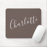 Tapis De Souris Typographie de script élégant Café Brown Nom perso<br><div class="desc">Minimaliste en script Typography Name dans Coffee Brown Mouse Pad</div>