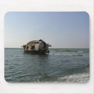 Tapis De Souris Un bateau-maison se déplaçant placidement par un