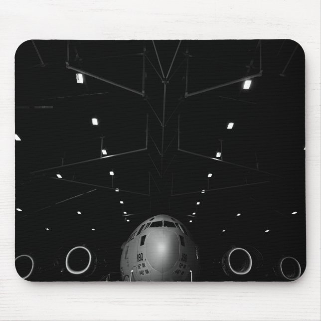 Tapis De Souris Un C-17 Globemaster III est assis dans un hangar (Devant)