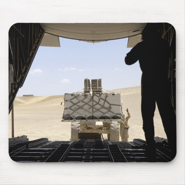 Tapis De Souris Un chariot élévateur transporte du fret sur un Her (Devant)