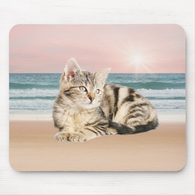 Tapis De Souris Un chat à rayures plus mignon assis sur la plage a (Devant)