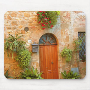 Tapis De Souris Un chat cherche à entrer chez lui à Pienza, en Ita