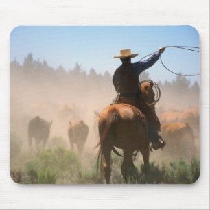 Tapis De Souris Un cow-boy travaillant le troupeau dans un élevage