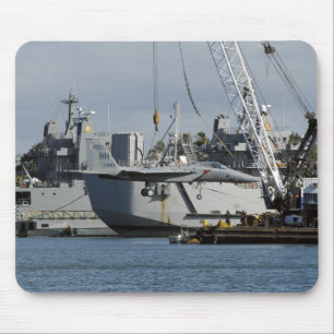 Tapis De Souris Un F-15 Eagle prend un ascenseur d'une grue à péni