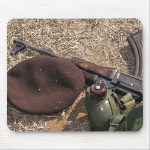 Tapis De Souris Un fusil, militaires couvrent et cantine