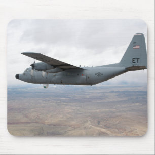 Tapis De Souris Un Hercules C-130 s'envole dans le ciel
