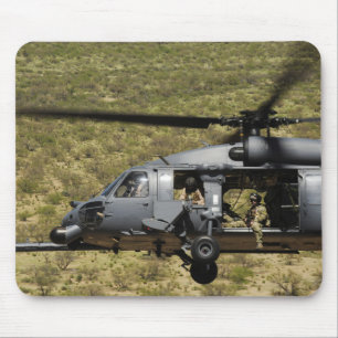 Tapis De Souris Un HH-60 Pave Hawk survole le désert