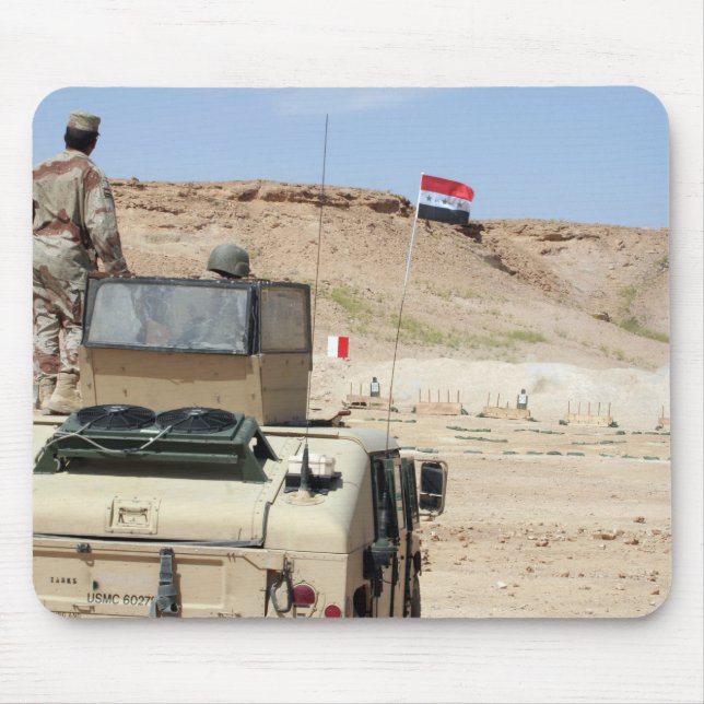 Tapis De Souris Un instructeur regarde comme un soldat de l'armée  (Devant)