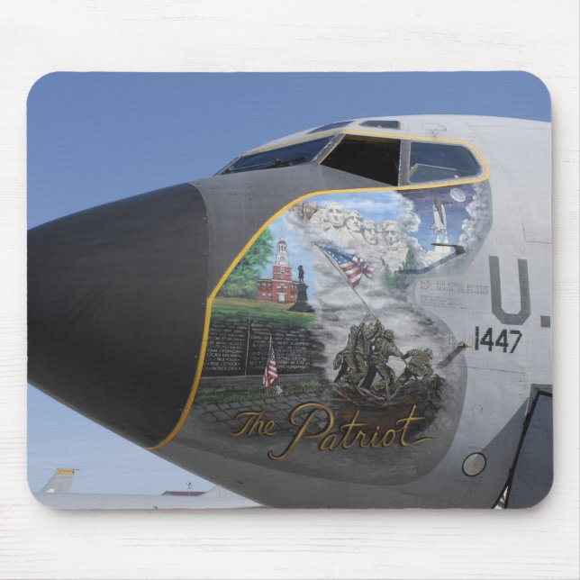 Tapis De Souris Un KC-135 Stratotankeraffichant un nez patriotique (Devant)