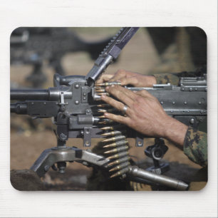 Tapis De Souris Un Marine charge une mitrailleuse M-240G