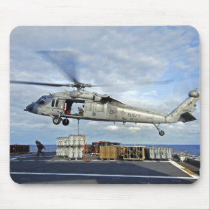 Tapis De Souris Un MH-60S Seahawk prépare pour livrer l'ammunitio