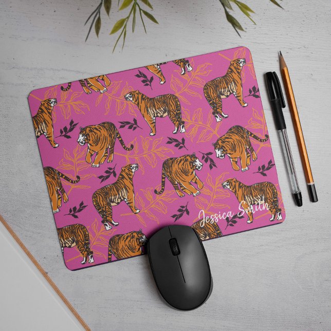 Tapis De Souris Un Motif de tigre bizarre sur le rose vif (You'll just go totally wild for this “roarsome” tiger pattern on pink, mouse pad.)