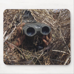 Tapis De Souris Un observateur de scouts pratique la technique d'o