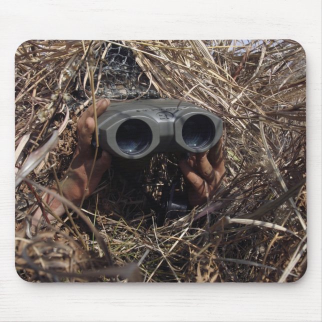 Tapis De Souris Un observateur de scouts pratique la technique d'o (Devant)