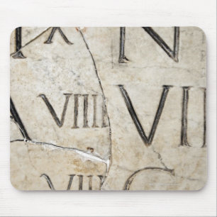 Tapis De Souris Un plan rapproché des lettres romaines antiques