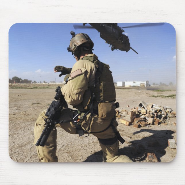 Tapis De Souris Un soldat assure la sécurité d'un HH-60 (Devant)