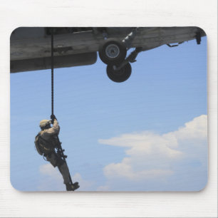 Tapis De Souris Un technicien explosif de disposition d'ordonnance