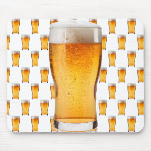 Tapis De Souris Une bonne bière bien froide dans un verre glacé su