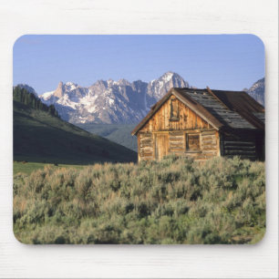 Tapis De Souris Une cabane en rondins et les montagnes Sawtooth da