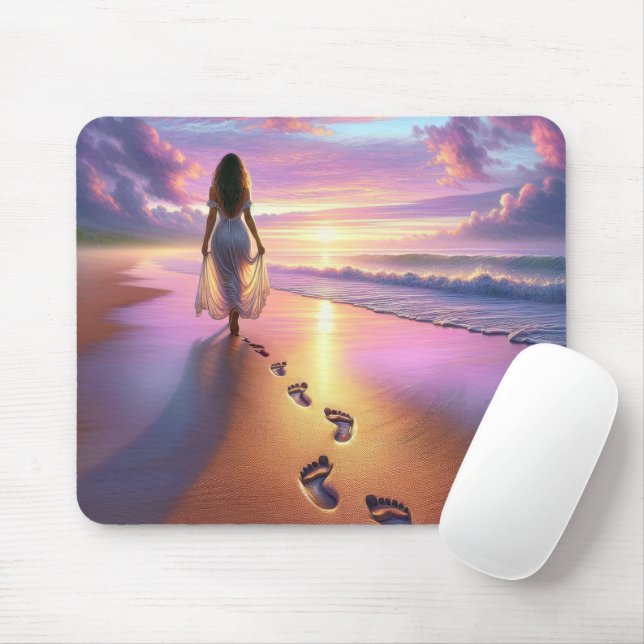 Tapis De Souris Une Femme Marchant Sur Une Plage De Coucher Du Sol (Avec souris)