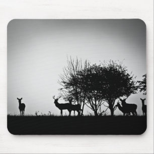 Tapis De Souris Une image de quelques cerfs communs dans la brume