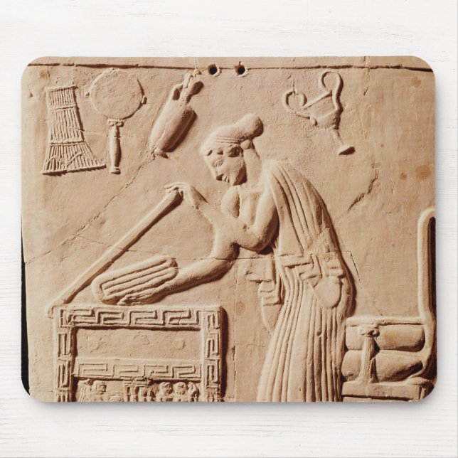 Tapis De Souris Une jeune femme arrangeant ses vêtements dans a (Devant)