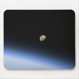 Tapis De Souris Une lune géante visible au-dessus de l'atmosphère