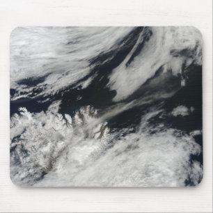 Tapis De Souris Une plume grise pâle de cendre souffle du sommet