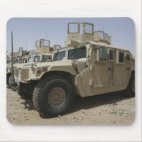 Une rangée d'humvees de la politique militaire de