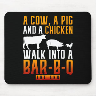 Tapis De Souris Une vache un cochon et un poulet entrent dans un R
