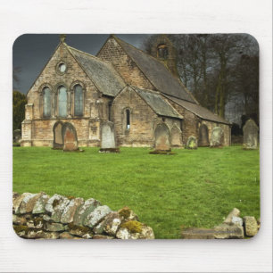 Tapis De Souris Une vieille église sous un ciel foncé