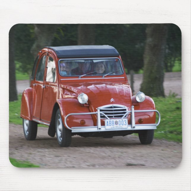 Tapis De Souris Une vieille voiture rouge Citroen 2CV avec une fem (Devant)
