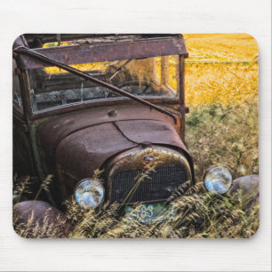 Tapis De Souris Vieille voiture abandonnée dans les hautes herbes