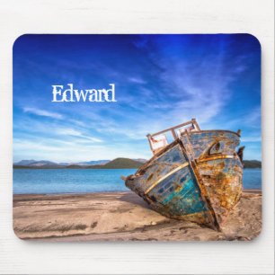 Tapis De Souris Vieux Bateau Bleu en bord de mer