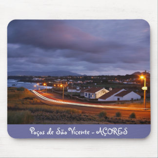 Tapis De Souris Village à la tombée de la nuit aux Açores