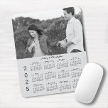 Tapis De Souris Vos noms de photos Calendrier personnalisé Grey 20<br><div class="desc">Gardez la personne que vous aimez à proximité avec un pavé de souris 2025 du calendrier personnalisé. Remplacez l'exemple de photo et les noms par les vôtres dans la barre latérale. Le texte personnalisé est dans une police de script noir élégante. Ci-dessous, c'est un calendrier noir 2025 facile à lire...</div>
