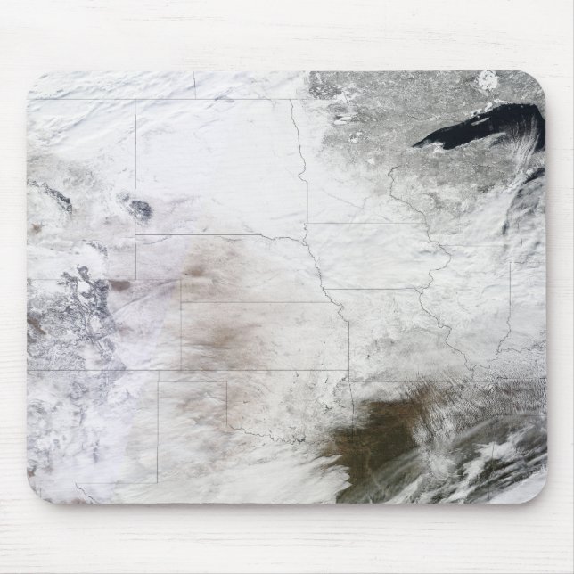 Tapis De Souris Vue satellite d'une énorme tempête d'hiver au-dess (Devant)