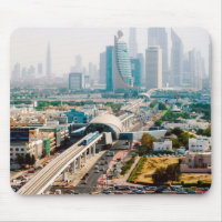 Vue sur la ligne de métro et les gratte-ciel de la