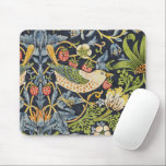 Tapis De Souris William Morris - Fraise Thief Motif Floral<br><div class="desc">"Strawberry Thief" est un design textile créé par le designer britannique William Morris en 1883. L'oeuvre présente un motif complexe de fraises, de fleurs et d'oiseaux, principalement les poussins qui semblent voler les fraises. Les formes luxuriantes et naturalistes sont disposées dans un motif harmonieux et répétitif qui met en valeur...</div>