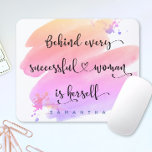 Tapis De Souris Woman Rose Watercolor Nom de la typographie<br><div class="desc">"Derrière chaque femme prospère se trouve elle-même." Alors qui a besoin du Prince Charming ? Faites votre propre "heureux toujours après" et embrassez "girl power" chaque fois que vous utilisez ce nom personnalisé féministe inspiré et élégant, coloré, mousepad avec une typographie manuscrite noire sucrée sur une peau jaune, pêche, rose...</div>