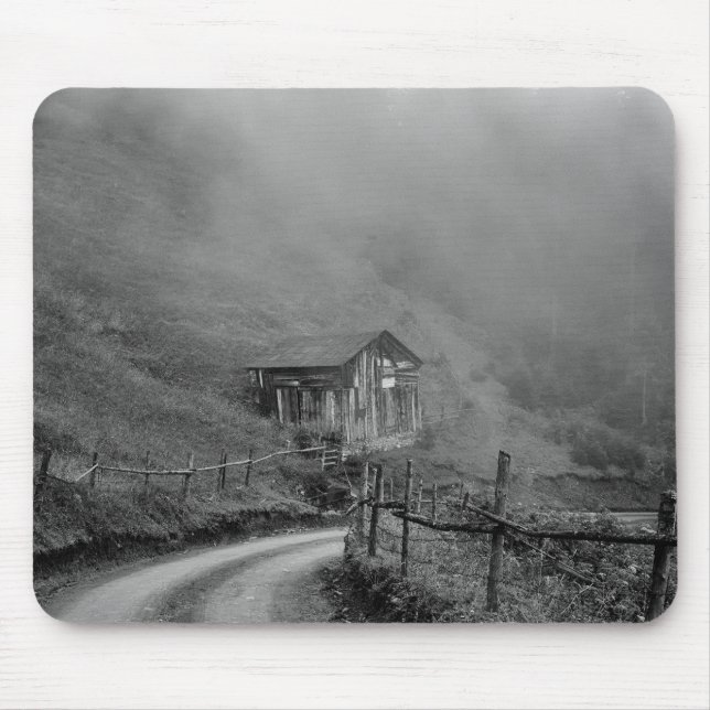 Tapis De Souris Wooden hut in nature/fog at mountain (Devant)