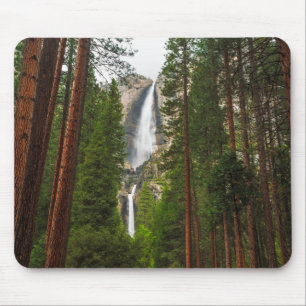 Tapis De Souris Yosemite Falls à travers la forêt