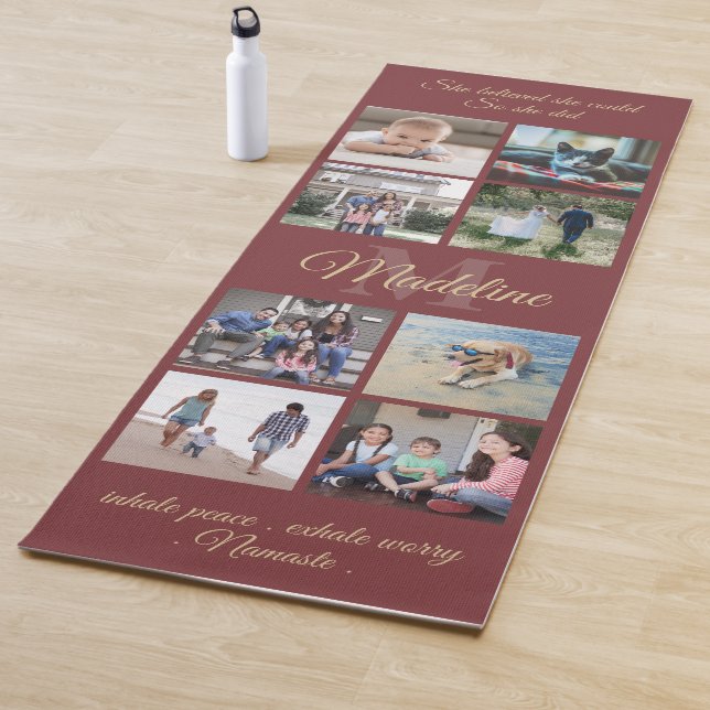 Tapis De Yoga 2 Mantra Sur Bord Burgundy Gold Monogramme Photo (En situation)