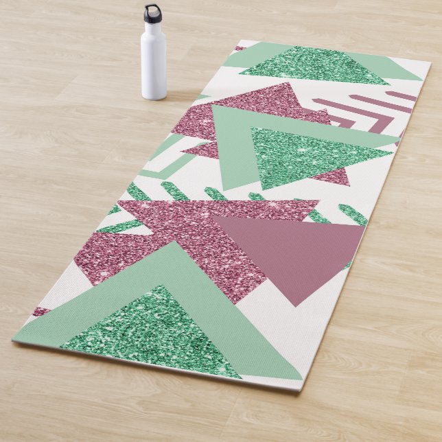 Tapis De Yoga 80s Abstraits frais | Motif de formes rose et vert (En situation)