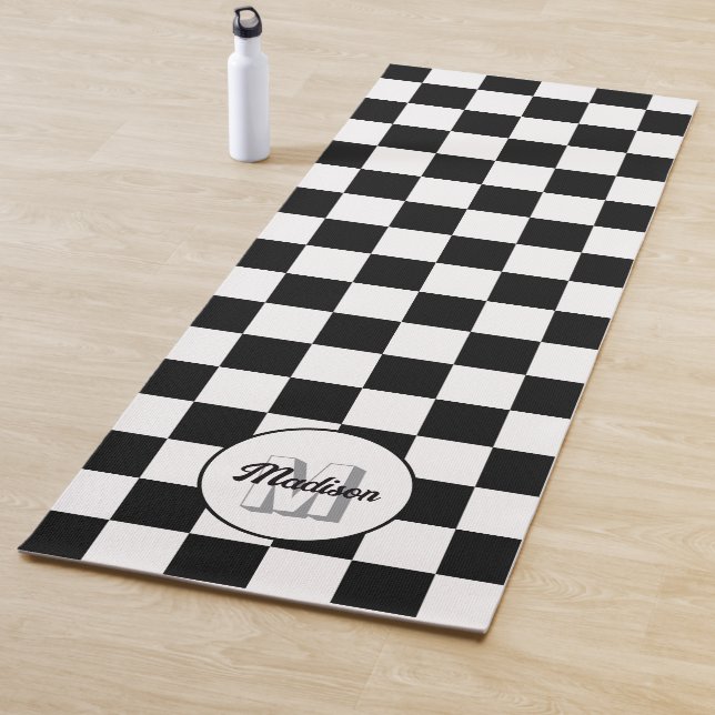 Tapis De Yoga à damiers carré noir et blanc rétro Monogramme (En situation)