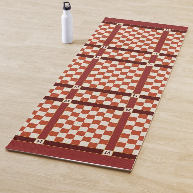 Tapis De Yoga à damiers Nom initial Monogramme rouille Orange (En situation)