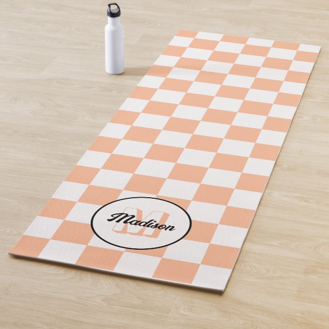 Tapis De Yoga à damiers pêche blanc rétro géométrique Monogramme (En situation)